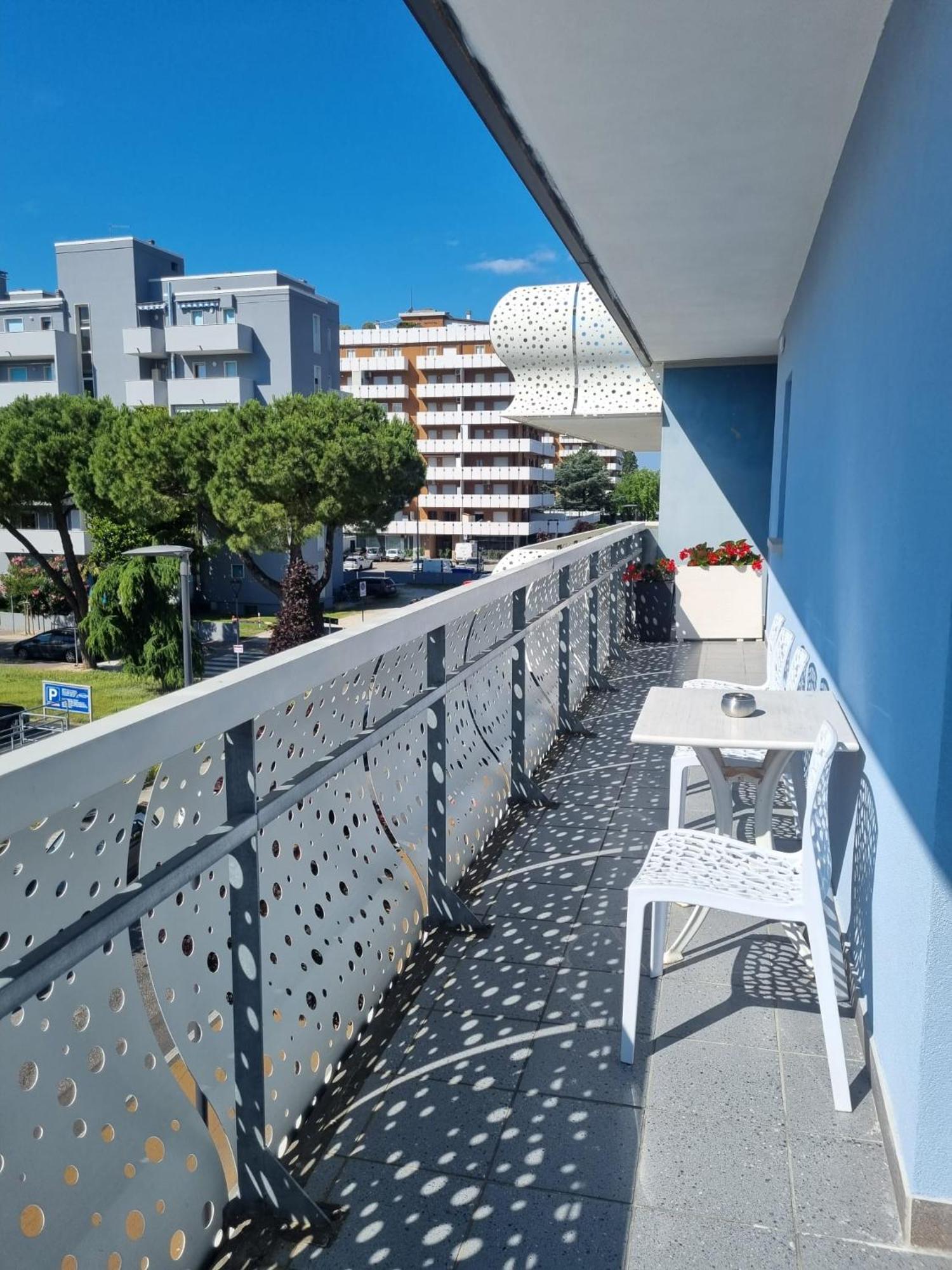 Appart-Hotel Holiday Lignano Sabbiadoro Ngoại thất bức ảnh